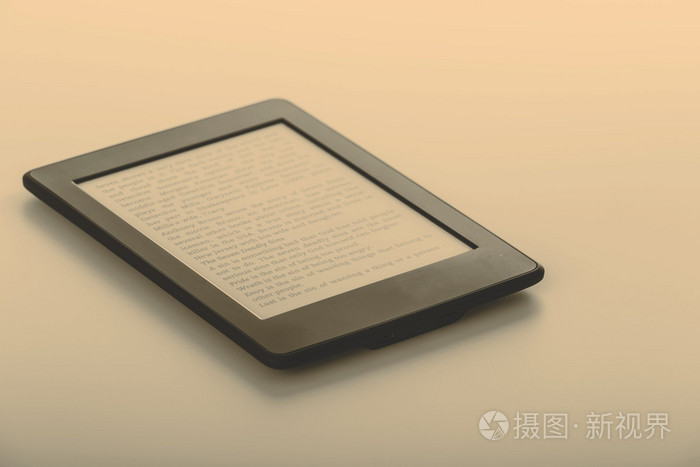 黑色的电子书阅读器或者平板电脑在白色背景上
