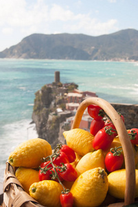 Vernazza 多里亚城堡的柠檬和西红柿水果