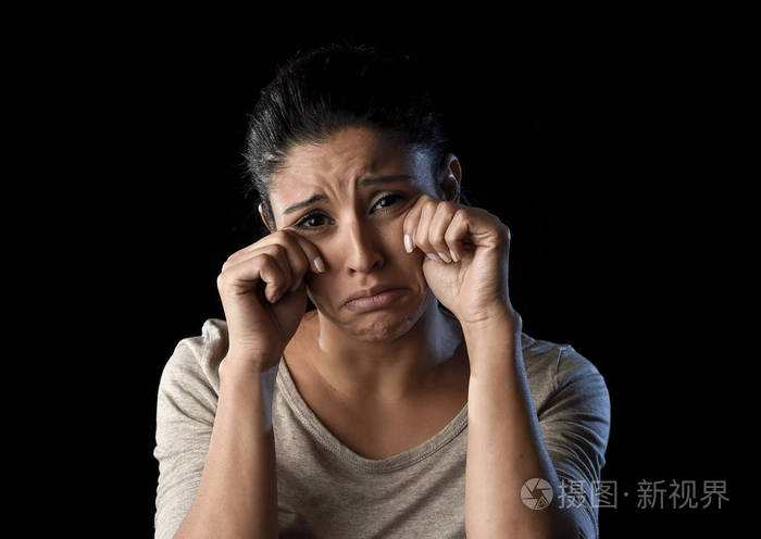 悲哀和绝望拉丁美女哭沮丧的痛苦问题在悲伤和应力