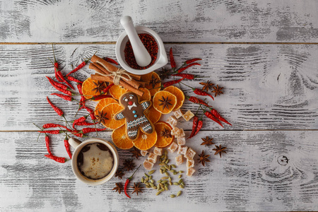 圣诞装饰木制背景与肉桂，橙色