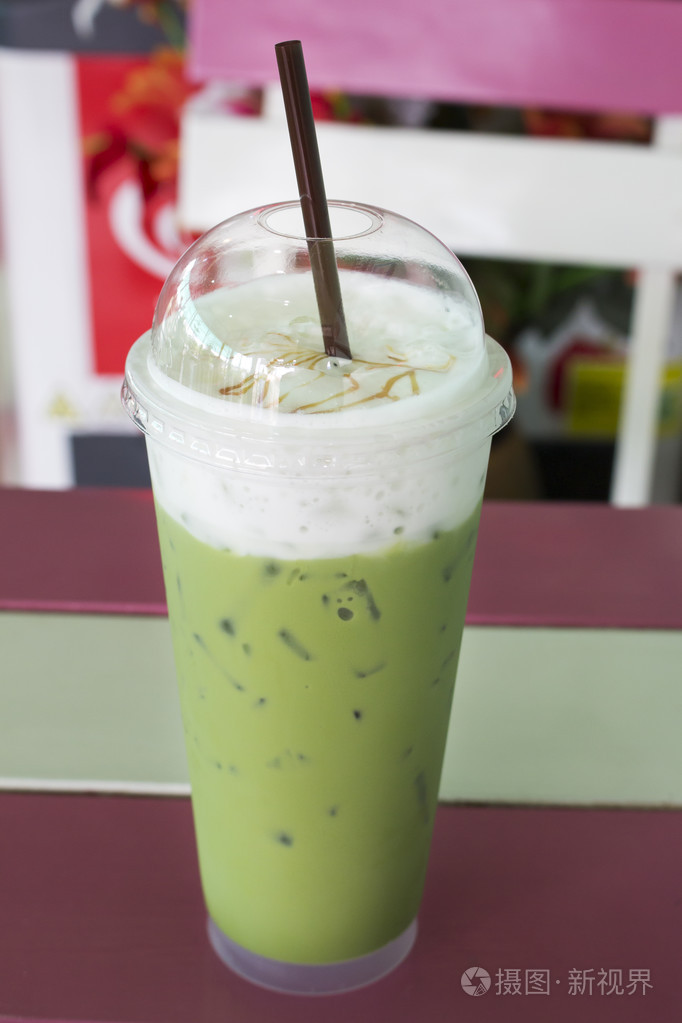 冰的牛奶绿茶在桌子上