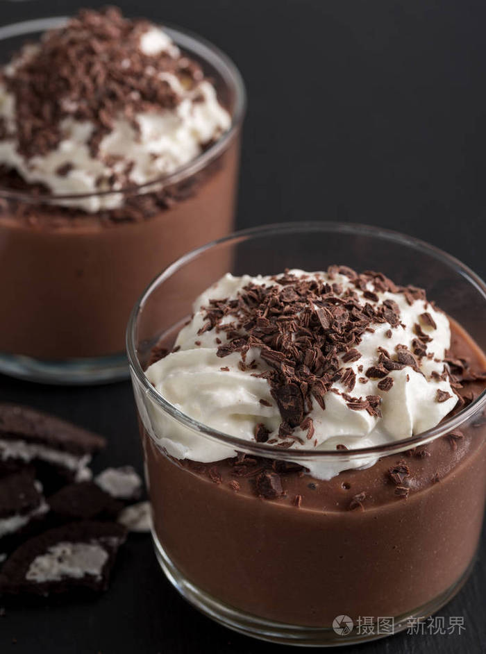 黑石背景玻璃杯巧克力慕斯