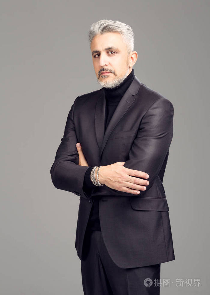 留着优雅胡须的男人