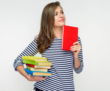 微笑的女学生抱着一堆在白色背景下的书