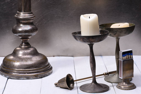 旧烛台蜡烛和配件