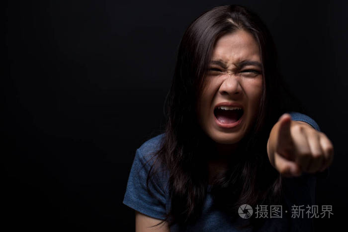 在黑色背景上尖叫的女人