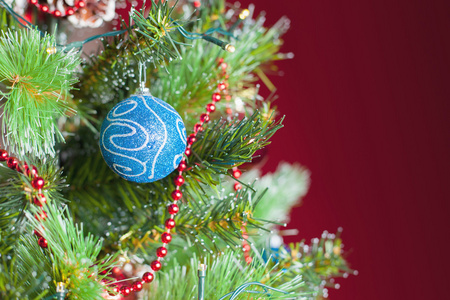 圣诞树上装饰的球