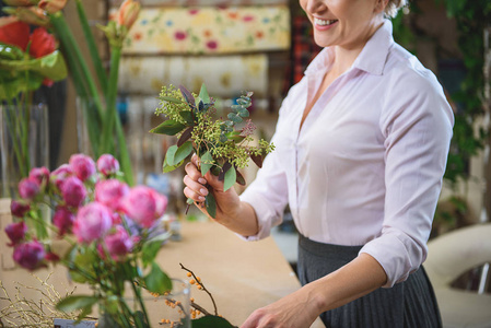 快乐的女性花店工作与花