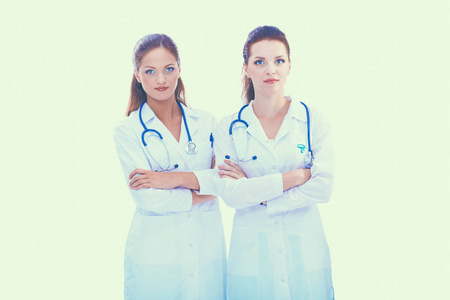 两位年轻的女医生，站在医院，隔离