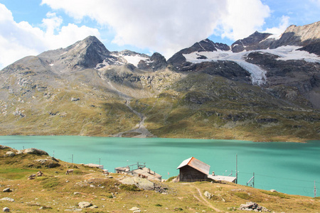 白色湖和冰川在 Bernina 通行证