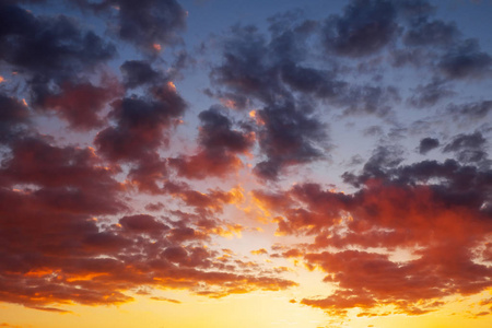 火热 橙色和红色的夕阳的天空。美丽背景