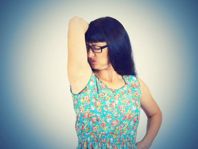 闻东西的表情包年轻的女人,闻 嗅她湿的腋下,东西臭照片