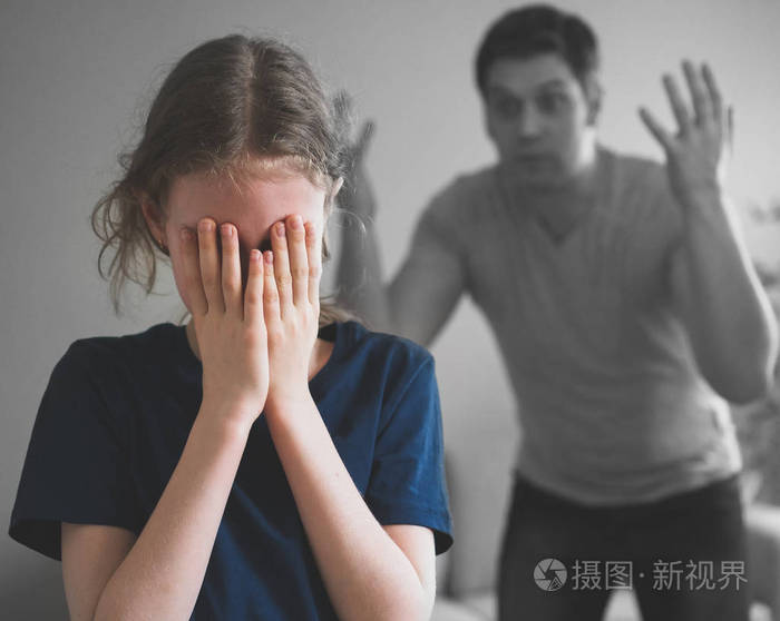 愤怒的父亲在家里对女儿大吼大叫