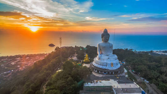 在普吉岛的大佛航拍甜日落图片