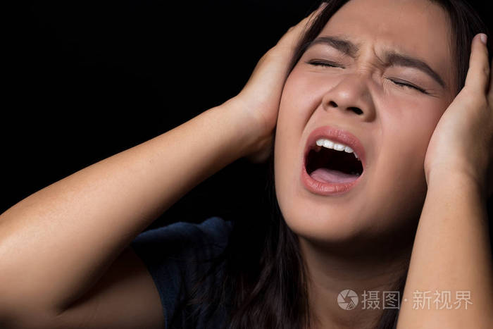 在黑色背景上尖叫的女人