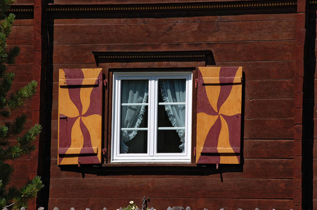 典型的木制窗口恩加丁瑞士