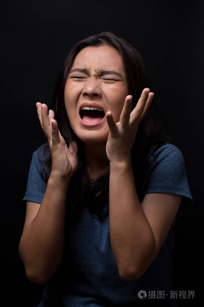 在黑色背景上尖叫的女人