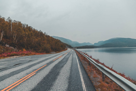 北挪威, 在秋天的道路上的海滨景观