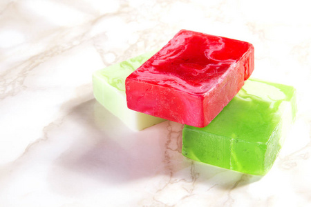 手工红色和绿色肥皂