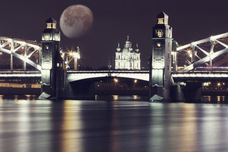 以老桥和月亮为背景的夜间景观。 幻想幻想幻想