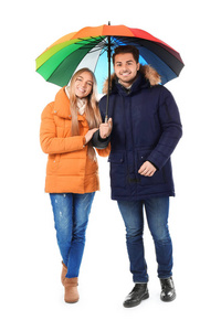 浪漫情侣带五颜六色的雨伞