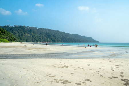 印度游客一大群人在亚洲最美丽的海滩上休息