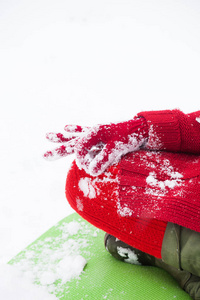 在雪中的莲花瑜伽位置女人手特写