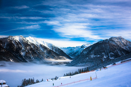 在晨曦中西部阿尔卑斯滑雪区。美丽的冬天景观