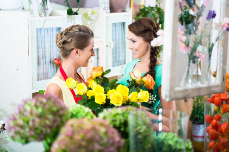 花店妇女和顾客讨论产品