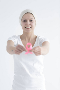 微笑的女士患乳腺癌