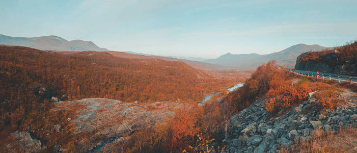 挪威, Skibotn 和 Kilpisjarvi 之间的道路全景视图在秋天的一天