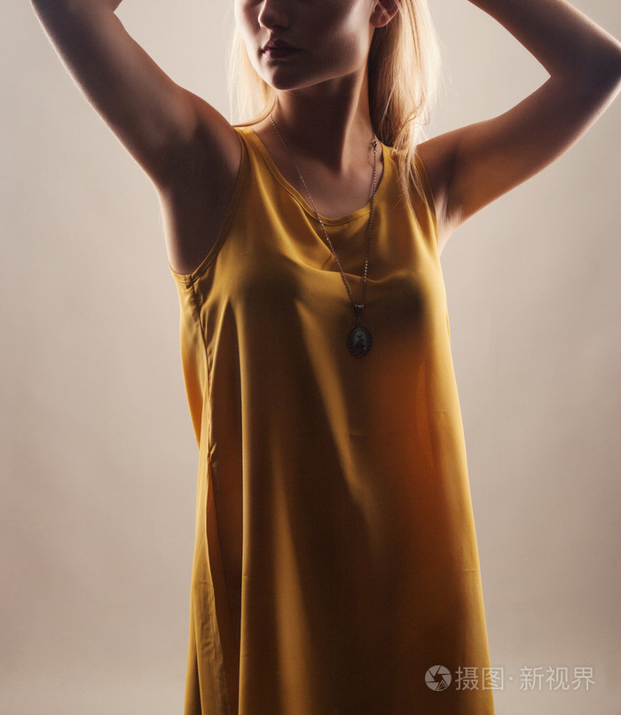 照片 年轻漂亮的女人在黄色的连衣裙.孤立对白色.jpg