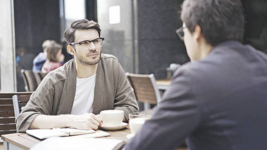 正在说话的人图片