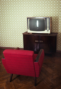 老式的房间与老式的红色扶手椅和复古电视超过 o