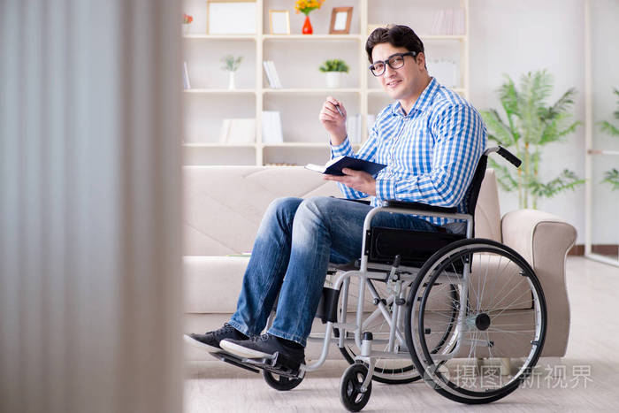 残疾概念的青年学生在轮椅上