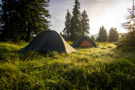 旅游帐篷在山上露营。早晨在山上。车