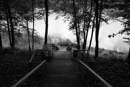 黑白照片大楼梯降湖