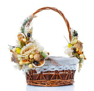 装饰着水果和鲜花在白色背景上的篮子