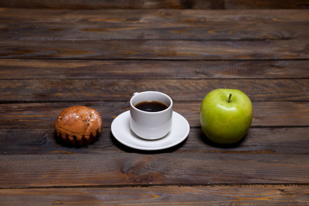 绿色的新鲜苹果和咖啡在白色杯子蛋糕照片