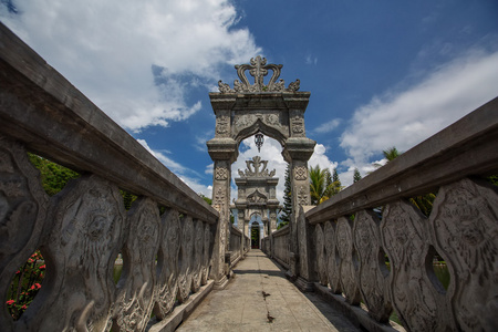 建筑奇迹在卡朗加沙水寺在巴厘岛，