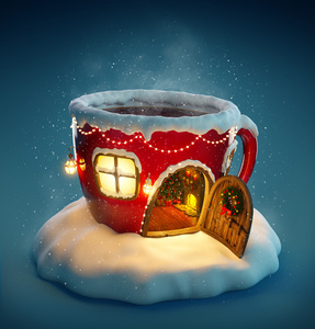 惊人的童话房子装饰圣诞节与打开的门和壁炉里面的茶杯子的形状。不寻常的圣诞图图片