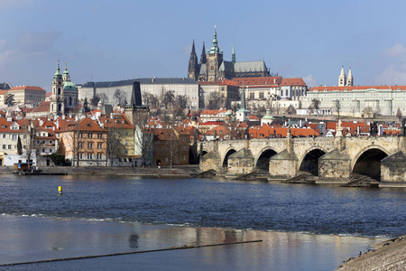 早春布拉格哥特式城堡与小镇之上河伏尔塔瓦河在晴朗的天, 捷克共和国