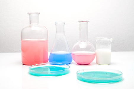 实验室玻璃器皿用不同颜色的液体