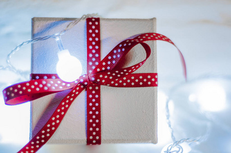 圣诞礼品盒。在白色的圣诞礼品盒。圣诞礼物用红丝带