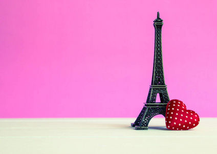 Paris.Eiffel 塔与红色的心的爱