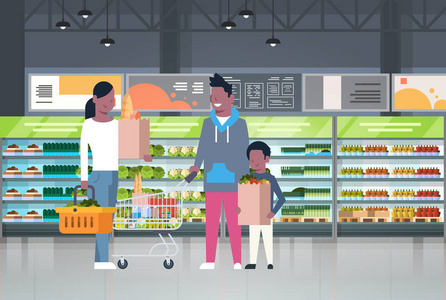非洲裔美国人家庭购物在超级市场和购买产品在货架上杂货消费主义概念