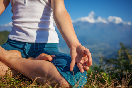 年轻女子正在练习瑜伽对喜马拉雅山脉