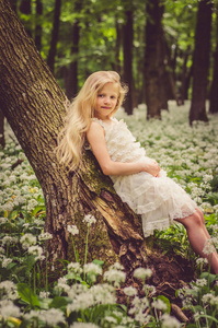 春天森林里穿着白衣的可爱女孩