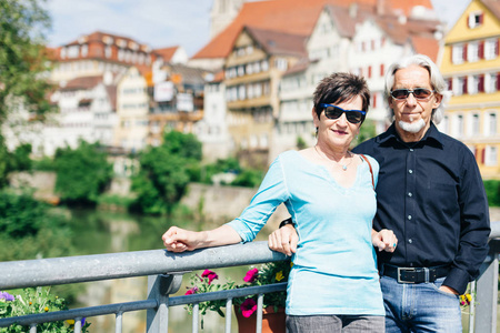 年长的夫妇享受旅行到德国图宾根