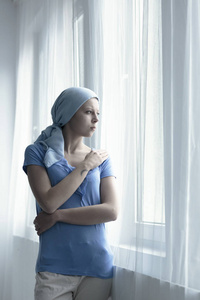 孤独的生病的妇女与癌症